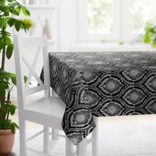 Obrus szyty czarno srebrny z szenilowej tkaniny w klasyczny wzór ornamentowy przetykany błyszczącą nicią Italissima Eva Minge