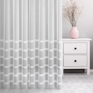 Firana szyta na taśmie fala biało srebrna z delikatnej tkaniny zdobionej pasami lurex, wykończona obciążnikiem