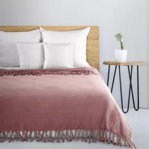 Koc flano 150x200 cm pudrowy z wytłaczanym wzorem i dekoracyjnymi frędzlami EMMA Eurofirany