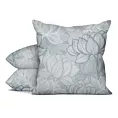 Poszewka szyta jasnoszara z miękkiej tkaniny o naturalnym splocie z kwiatowym wzorem
