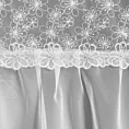 Firana biało, srebrzysta zdobiona aplikacją haftowanych kwiatów z błyszczącą nicią 140x250 cm przelotka LAURI Eurofirany