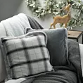 Poszewka na poduszkę 45x45 cm bawełniana w kratkę z bokami obszytymi futerkiem biało, stalowa Eurofirany