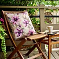 Poszewka na poduszkę 45x45 cm z tkaniny wodoodpornej na taras oraz balkon zdobiona nadrukiem kwiatów i frędzli kremowo, różowa GARDEN Eurofirany