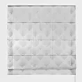 Roleta rzymska biało srebrna z tkaniny typu BATYST z delikatnie połyskującym, geometrycznym nadrukiem na całości tkaniny, wykończona obciążnikiem