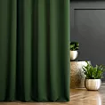 Zasłona szyta na przelotkach ciemnozielona z gładkiej tkaniny zaciemniającej typu dimout