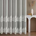Firana szyta na taśmie 8 cm kremowa z tkaniny typu aden z efektem delikatnego deszczyku, zdobionej haftem łańcuszkowym we wzór ornamentowy
