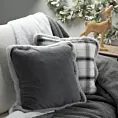 Poszewka na poduszkę 45x45 cm obszyta na rogach miękkim futerkiem stalowo, srebrna Eurofirany