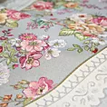 Obrus popielato, różowy 100x100 cm gobelinowy zdobiony tkanym motywem kwiatowym