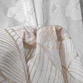 Firana szyta na taśmie 8 cm biało złota z tkaniny typu BATYST z delikatnie połyskującym nadrukiem w kształcie liści po całości tkaniny, wykończona obciążnikiem