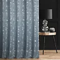 Zasłona szyta na przelotkach niebiesko srebrzysta z tkaniny w stylu eko z błyszczącym nadrukiem