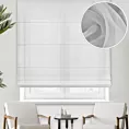 Roleta rzymska biała z miękkiej, delikatnie połyskujacej tkaniny, wykończonej obciążnikiem
