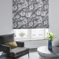 Roleta szyta z systemem comfort MISHA stalowo biała z miękkiej tkaniny typu blackout drukowanej w nowoczesny kwiatowy wzór