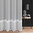 Firana szyta na taśmie fala biała z gładkiej tkaniny typu aden z ozdobnym podwinięciem i matową gipiurką