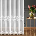 Firana szyta na tunelu biała z miękkiej, matowej tkaniny ozdobionej aplikacją z wzorem fantazyjnym
