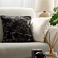 Poszewka na poduszkę 45x45 cm z szenilowej tkaniny z wytłaczanym wzorem roślinnym czarna DORI Eurofirany