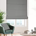 Roleta rzymska popielata z gładkiej tkaniny zaciemniającej typu dimout wykończona obciążnikiem