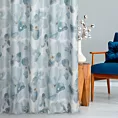 Zasłona szyta na flexach kremowo niebieska z miękkiej tkaniny o lekkim splocie, pokryta modnym, botanicznym nadrukiem