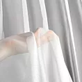 Firana szyta na przelotkach biała z miękkiej tkaniny o lekkim splocie i delikatnym połysku, wykończona obciążnikiem