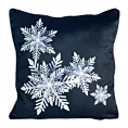 Poszewka na poduszkę 60x60 cm welwetowa zdobiona nadrukiem ze śnieżynkami granatowo, biała CAROL Eurofirany