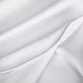 Poszewka szyta biała z gładkiej tkaniny typu dimout wykończona obciążnikiem