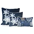 Poszewka na poduszkę 60x60 cm welwetowa zdobiona nadrukiem ze śnieżynkami granatowo, biała CAROL Eurofirany