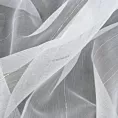 Firana szyta na przelotkach biało srebrzysta z tkaniny typu ADEN z efektem deszczyku w pionowe, delikatnie połyskujące prążki, wykończona obciążnikiem