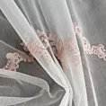 Firana szyta na przelotkach biało różowa z matowej batystowej tkaniny ozdobionej ornamentowym haftem