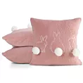 Poszewka na poduszkę 45x45 cm z tkaniny typu bukla i uroczym haftem z pomponami pudrowo, biała WIOSNA 53 Eurofirany