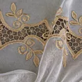 Firana szyta na taśmie 5 cm biało złota z tkaniny typu MARKIZETA, zdobionej dołem aplikacją w kształcie kwiatów