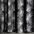 Zasłona szyta na taśmie fala czarno srebrna z tkaniny welwetowej zdobionej delikatnie połyskującym drukiem