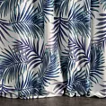 Zasłona szyta na taśmie 5 cm JAZIR naturalno ciemnoniebieska z miękkiej tkaniny typu blackout drukowanej w egzotyczne liście