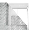 Roleta rzymska JEROME błękitno srebrna z tkaniny o symetrycznym wzorze 3D i lekkim połyskiem
