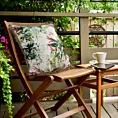 Poszewka na poduszkę 45x45 cm z tkaniny wodoodpornej na taras oraz balkon zdobiona nadrukiem kwiatów i frędzli biało, zielona GARDEN Eurofirany