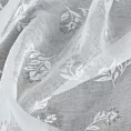 Firana biało, srebrna z etaminy zdobiona nadrukiem kwiatów 140x250 cm przelotka FELINA Eurofirany