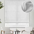 Roleta rzymska biała z delikantej, lejącej tkaniny z efektem deszczyku w postaci pionowych, nieregularnych linii, wykończona obciążnikiem