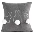 Poszewka na poduszkę 45x45 cm z tkaniny typu bukla i uroczym haftem z pomponami stalowo, biała WIOSNA 36 Eurofirany
