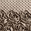 Narzuta welwetowa ciemnobeżowa 220x240 cm zdobiona pasem róż 3D ROSES Eva Minge Eurofirany