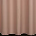 Zasłona szyta na przelotkach pudrowo różowa z gładkiej tkaniny zaciemniającej typu dimout wykończona obciążnikiem