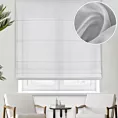 Roleta rzymska srebrna z miękkiej tkaniny o delikatnym połysku, wykończona obciążnikiem