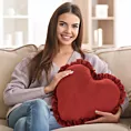 Poduszka w kształcie serca 45 x 45 cm czerwona zdobiona subtelnymi falbanami Eurofirany