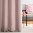 Zasłona szyta na przelotkach pudrowo różowo różowa z gładkiej tkaniny zaciemniającej typu dimout