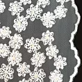 Firana biała z siateczki zdobiona haftowanymi kwiatami niewymagająca prasowania 130x270 cm taśma DAISY Eurofirany