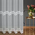 Firana szyta na taśmie 5 cm biała z tkaniny typu ADEN z efektem deszczyku, zdobiona ażurowym haftem