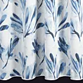 Zasłona szyta na taśmie fala DARREN kremowo granatowa z półprzezroczystej tkaniny o luźnym splocie drukowanej w roślinny wzór
