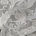 Firana szyta na taśmie 5 cm biało srebrzysta z tkaniny typu ADEN z delikatnym deszczykiem, zdobiona fantazyjnym haftem z dodatkiem welwetu Italissima Eva Minge