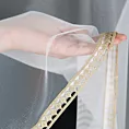 Firana biała z gładkiej matowej mikrosiateczki z ozdobną złotą koronką 300x150 cm przelotka CASSIE Eurofirany