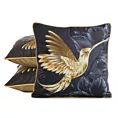 Poszewka na poduszkę 45x45 cm welwetowa, dwustronna z motywem złotego kolibra z wypustką na brzegach czarno, złota VELVET 135 EUROFIRANY PREMIUM