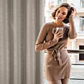Zasłona ciemnobeżowo, szampańska z tkaniny typu blackout 140x250 cm przelotka OLETA Eurofirany