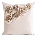 Poszewka na poduszkę 45 x 45 cm welwetowa kolor pudrowy zdobiona aplikacja w róże Eurofirany