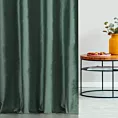Zasłona szyta na flexach ciemnozielona z tkaniny welwetowej w pionowe prążki, wykończona obciążnikiem